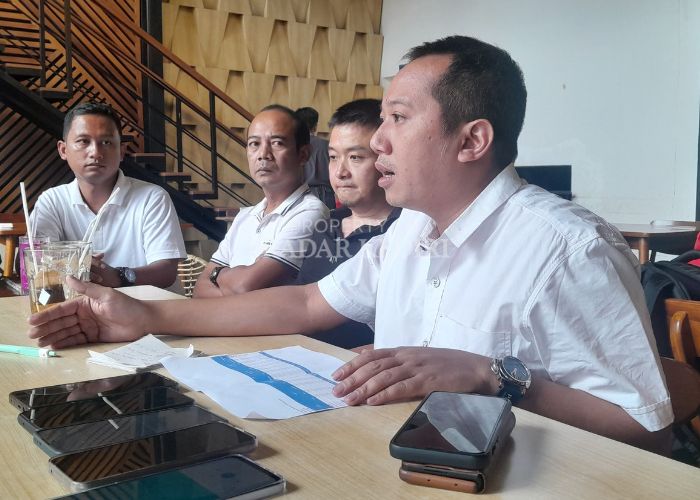 Ketua Perpadi Kediri Beny Setyawan memberikan keterangan saat press conference di salah satu kafe di Kota Kediri.