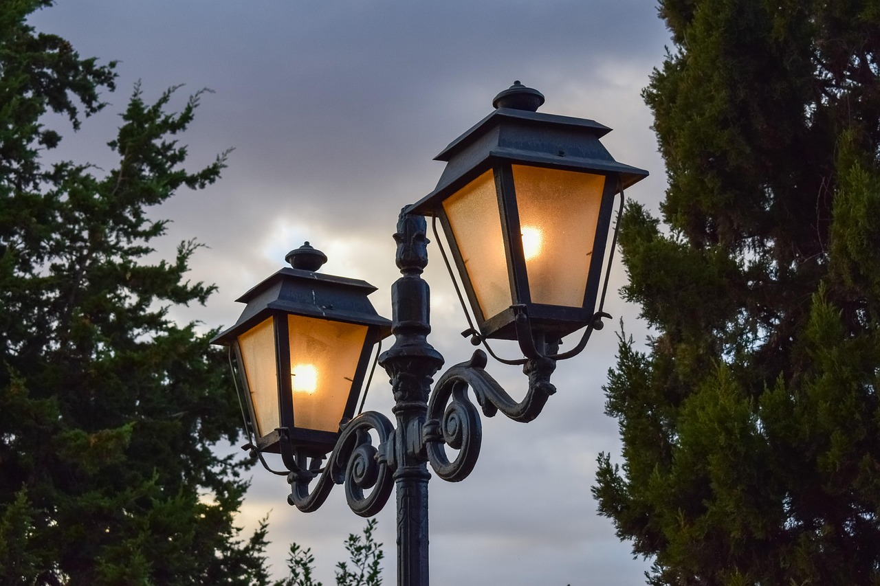 Lampu taman jadi salah satu hiasan yang menambah suasana magis dan estetik di taman.