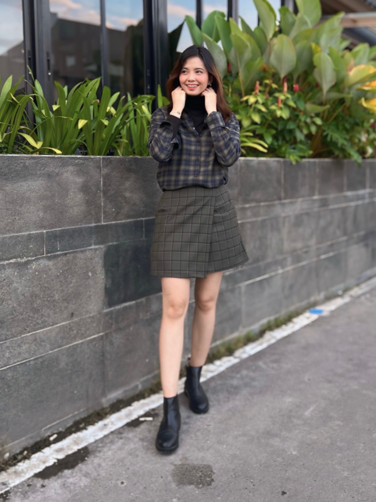 Referensi StyleHint mengenakan kemeja flanel Sumber : uniqlo.com)