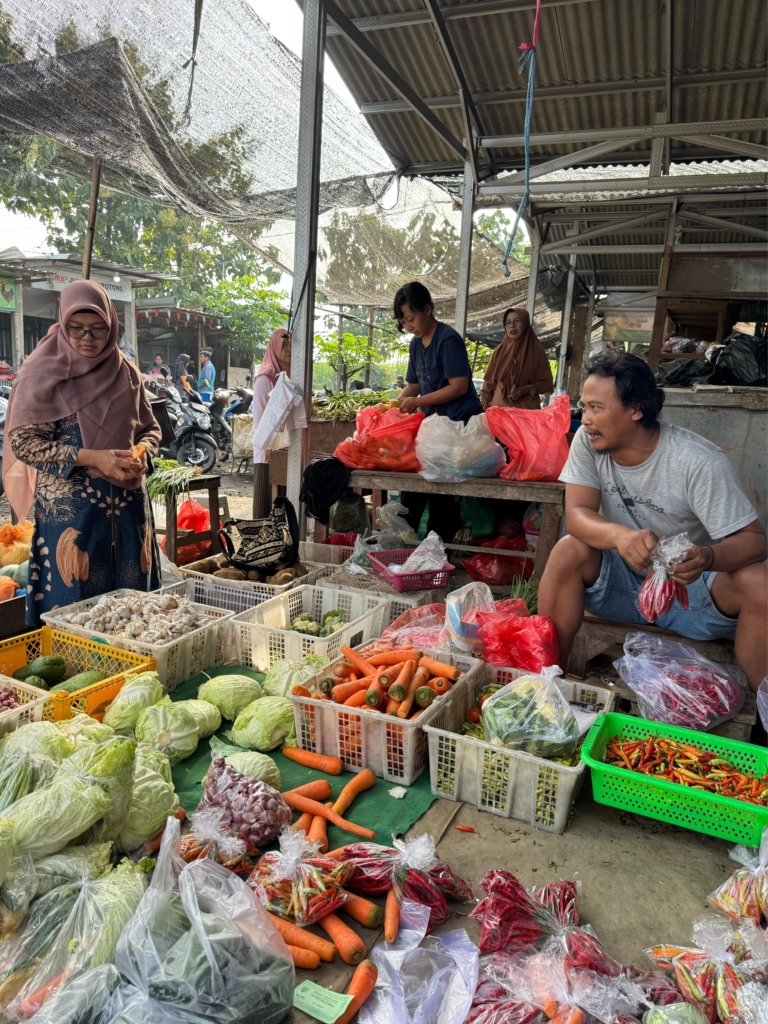 Anggota Fraksi PKS DPRD Kabupaten Kediri Reni Ramawati saat sidak di Pasar Ngadiluwih untuk cek ketersediaan komoditi dan harga terpantau stabil.