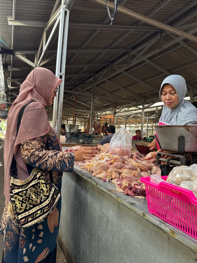 Anggota Fraksi PKS DPRD Kabupaten Kediri Reni Ramawati saat sidak di Pasar Ngadiluwih untuk cek ketersediaan komoditi dan harga terpantau stabil.