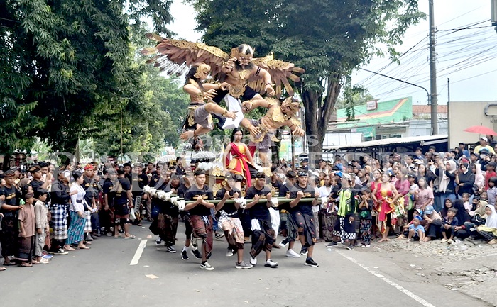 Salah satu ogoh-ogoh yang diarak di area Monumen Tugu Garuda Pare.