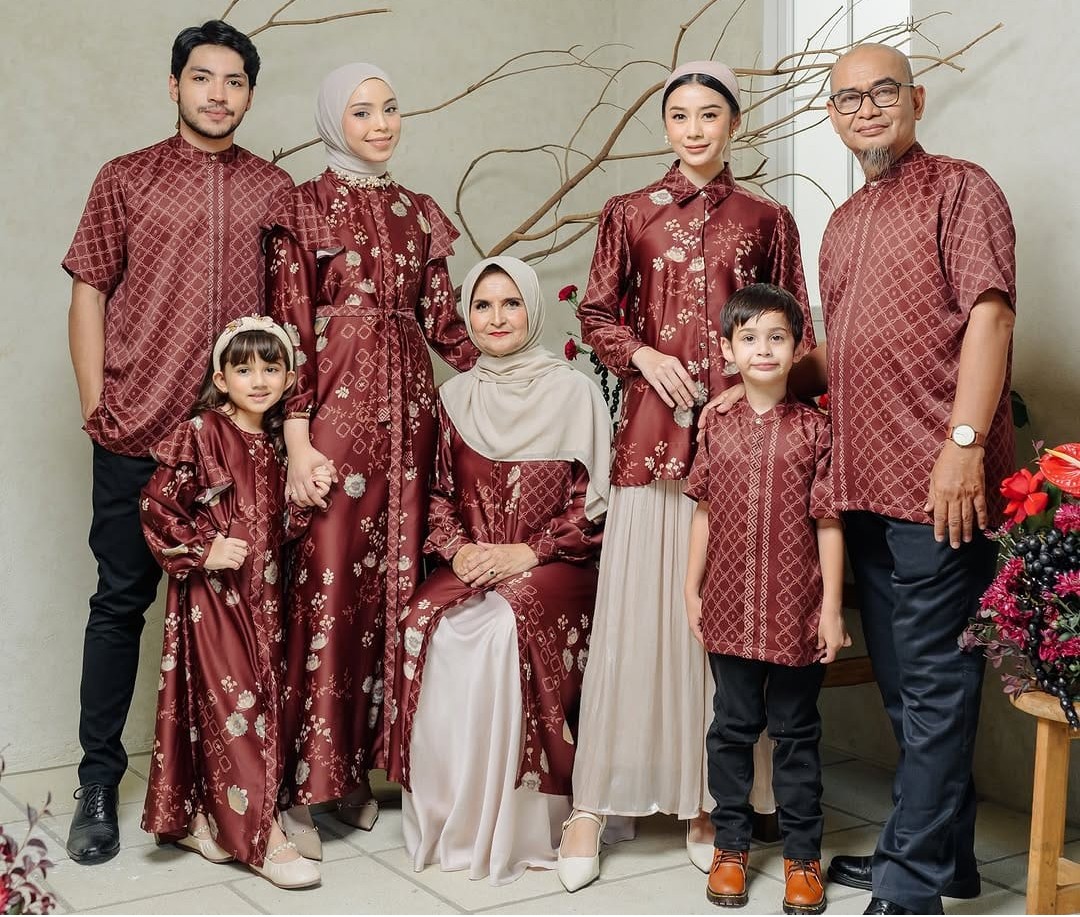 Busana couple untuk keluarga dengan warna senada yang dapat dipakai di hari raya&nbsp; (Sumber : instagram.com/@kamila.wardrobe)