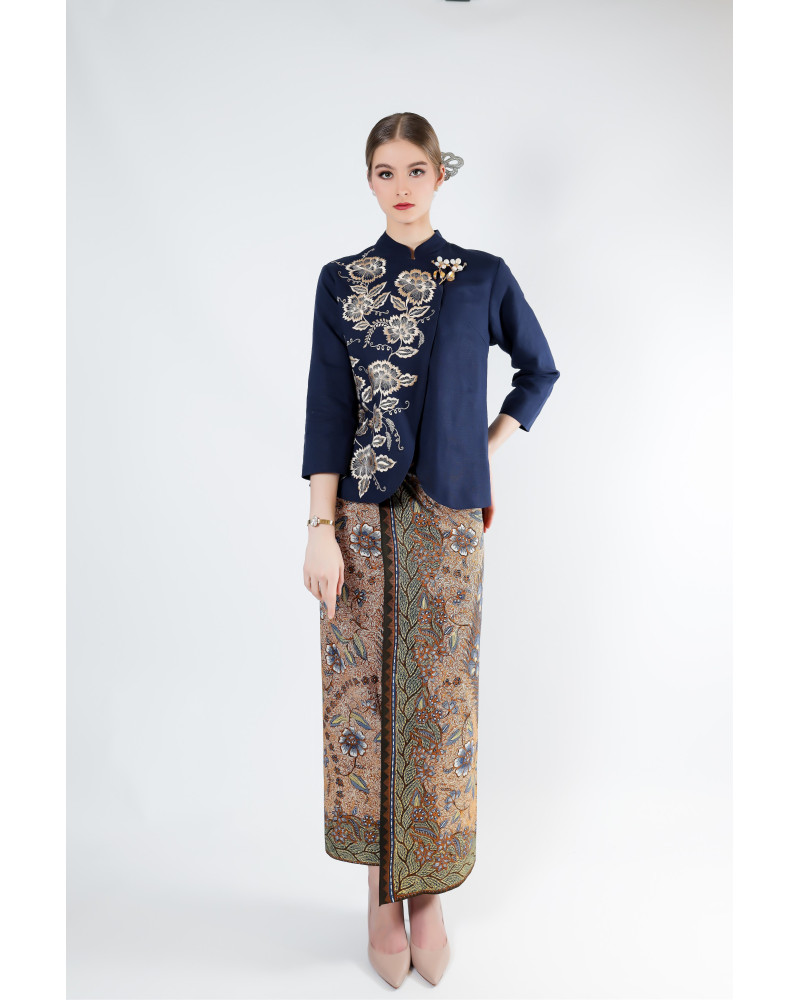 Model kebaya janggan yang menjadi tren fashion dengan bentuk simple tetapi terlihat elegan (Sumber roemahkebaya.co.id)