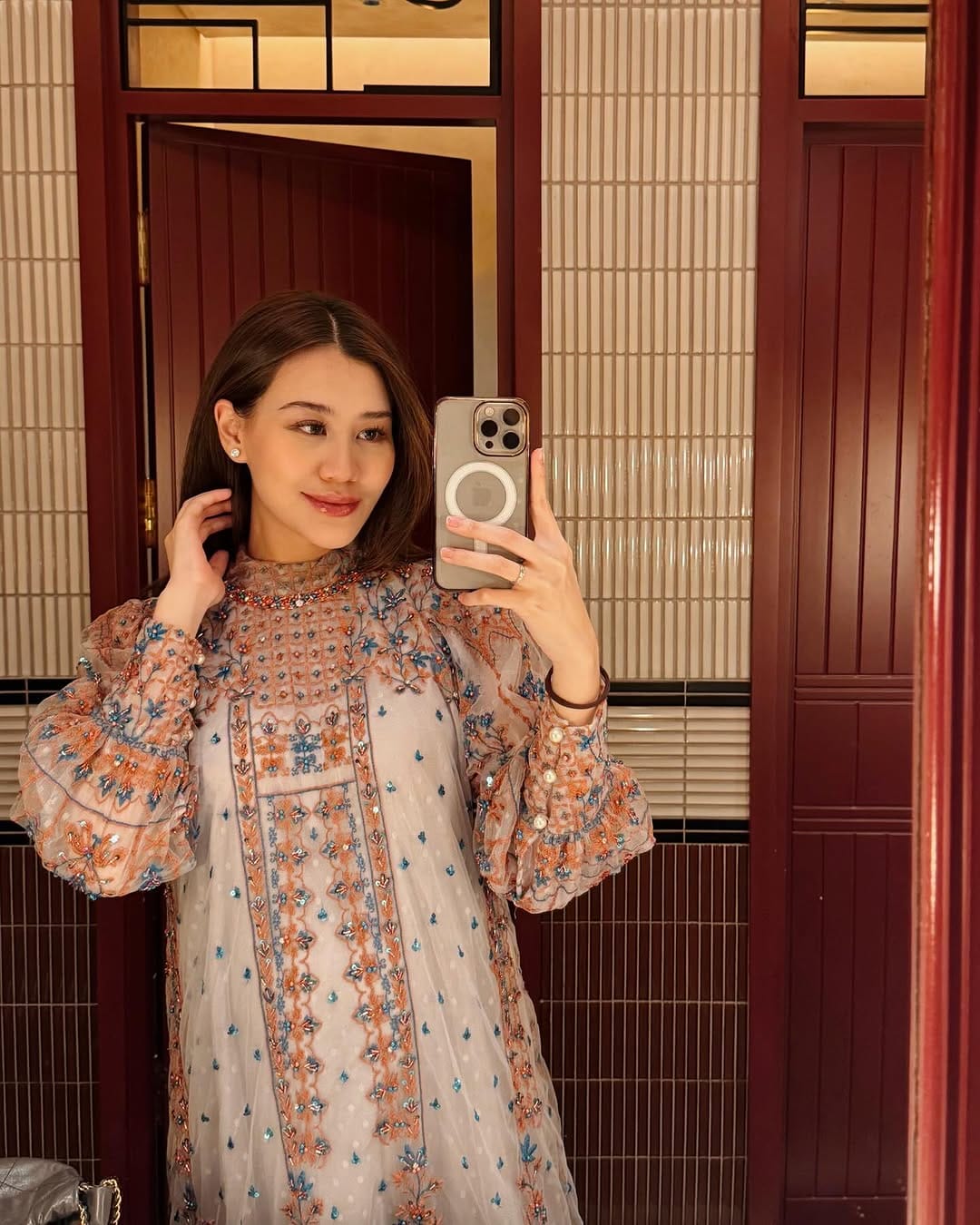 Model busana maxi dress yang dipakai Aaliyah Massaid saat menghadiri ulang tahun Krisdayanti (Sumber : Instagram.com/@aaliyah.massaid)