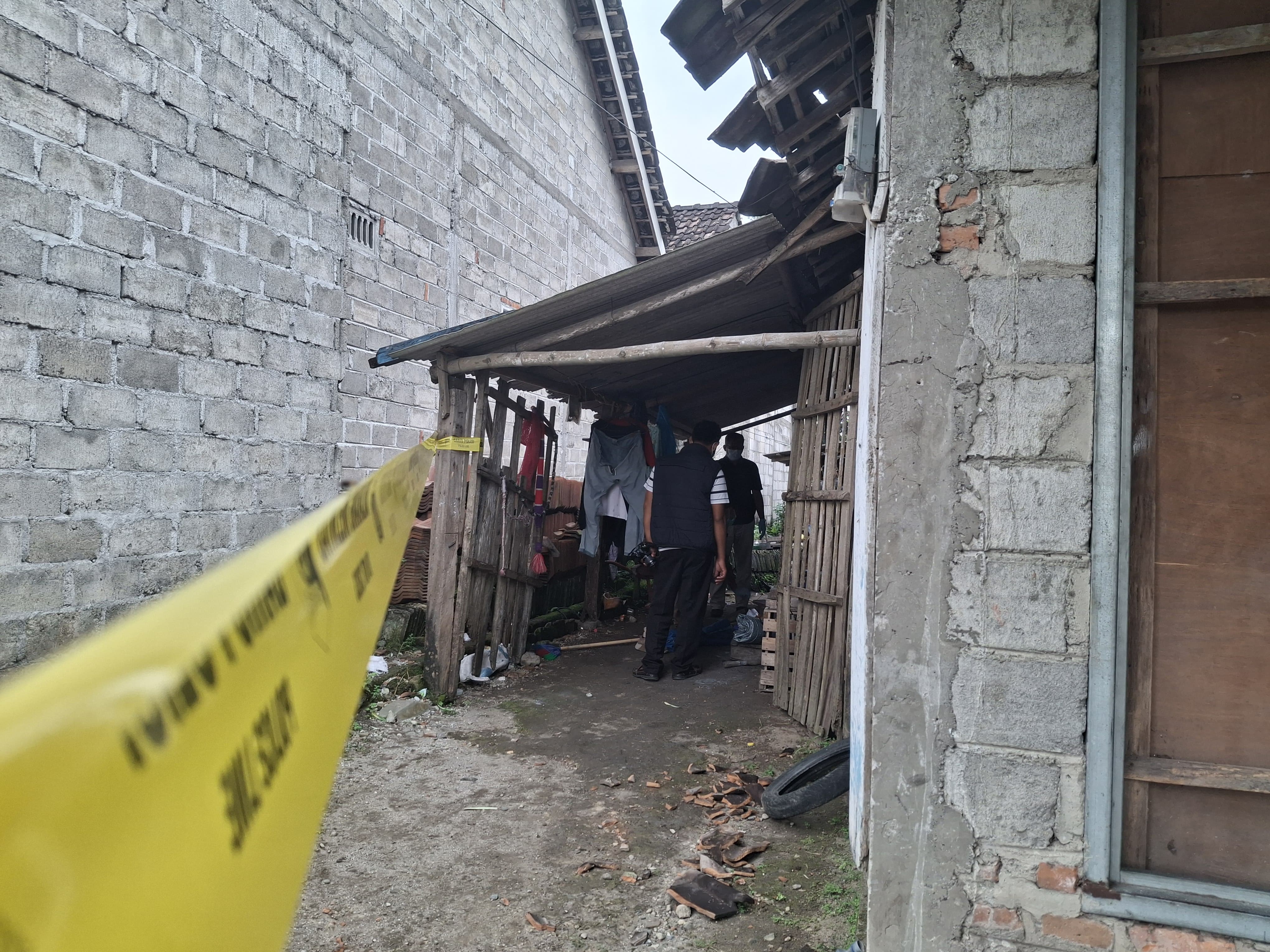 Petugas kepolisian melakukan olah TKP kasus ledakan petasan di Ngancar, Kediri.