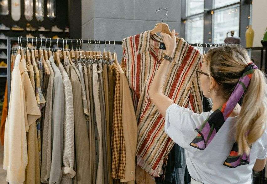 Ilustrasi Berbelanja Baju saat Lebaran (Sumber : Pexels.com)