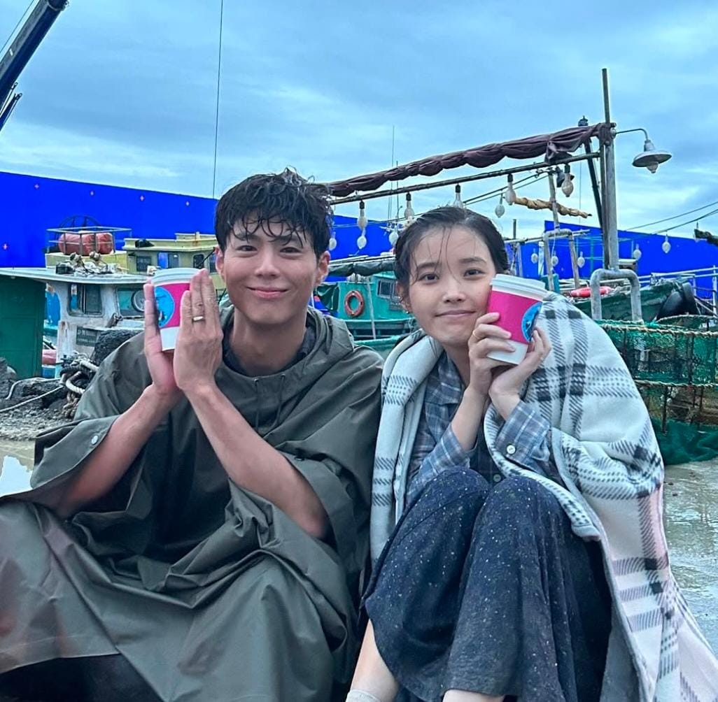 Foto IU dan Park Bo Gum saat di lokasi syuting drama When Life Gives You Tangerines.