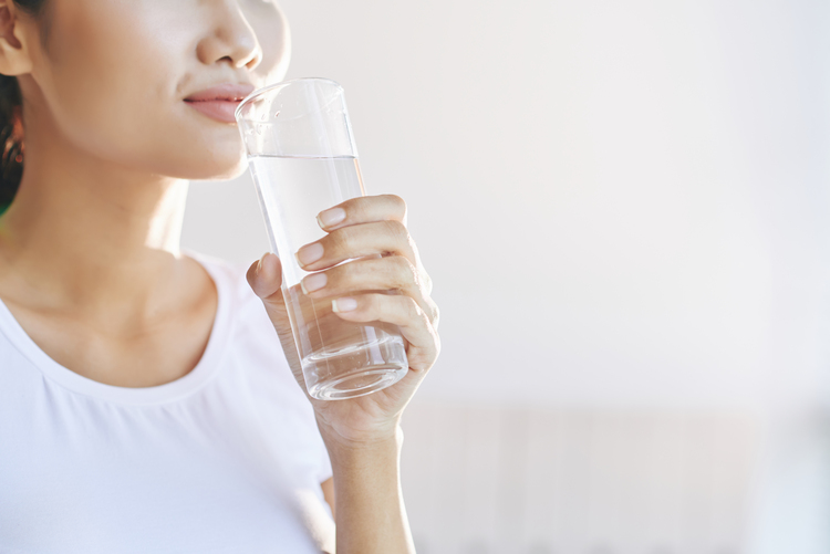 Minum Banyak Air Putih adalah Salah Satu Cara Mendetoks Tubuh Secara Alami (Freepik.com)