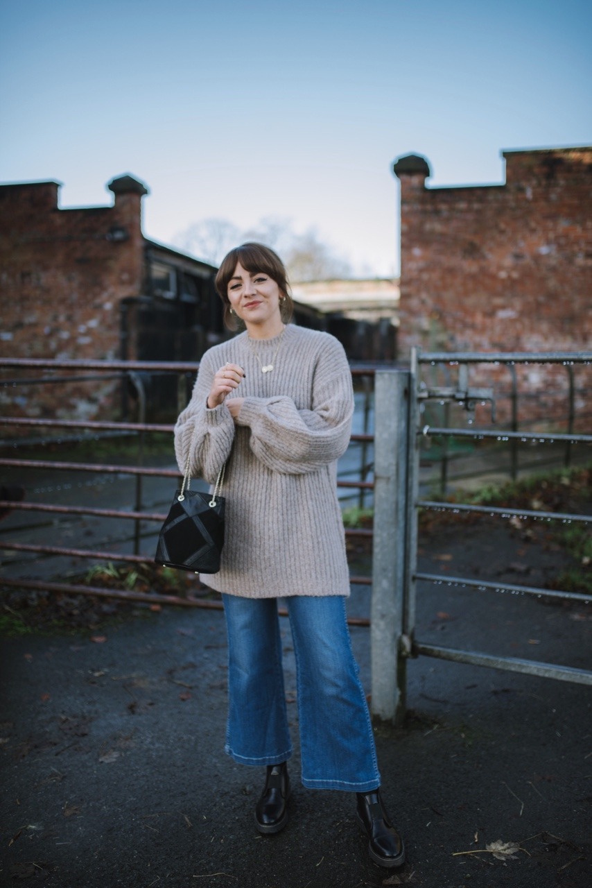 Salah satu ootd dengan Outfit Oversized (alicecatherine.com)