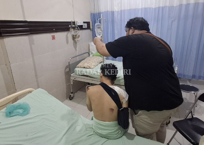 Salah satu korban pengeroyokan mendapatkan perawatan di RSKK.
