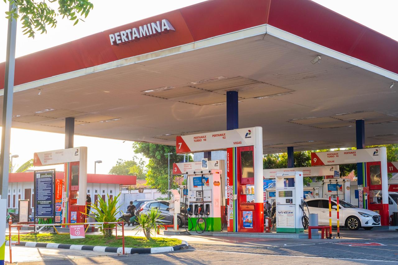 Petugas SPBU melakukan pengisian BBM di salah satu mobil saat mudik tiba.