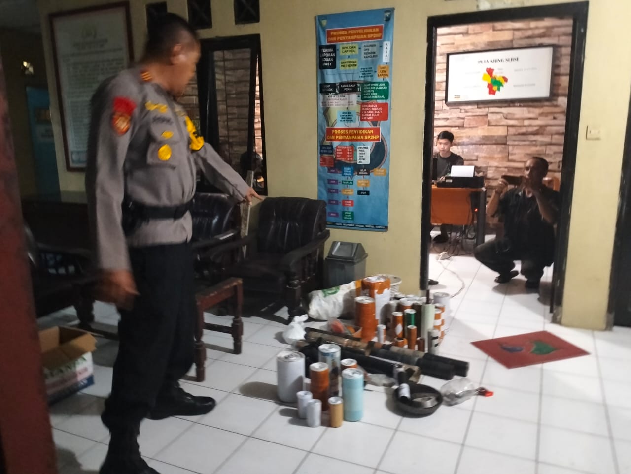 Kapolsek Wates menunjukkan barang bukti bahan petasan.