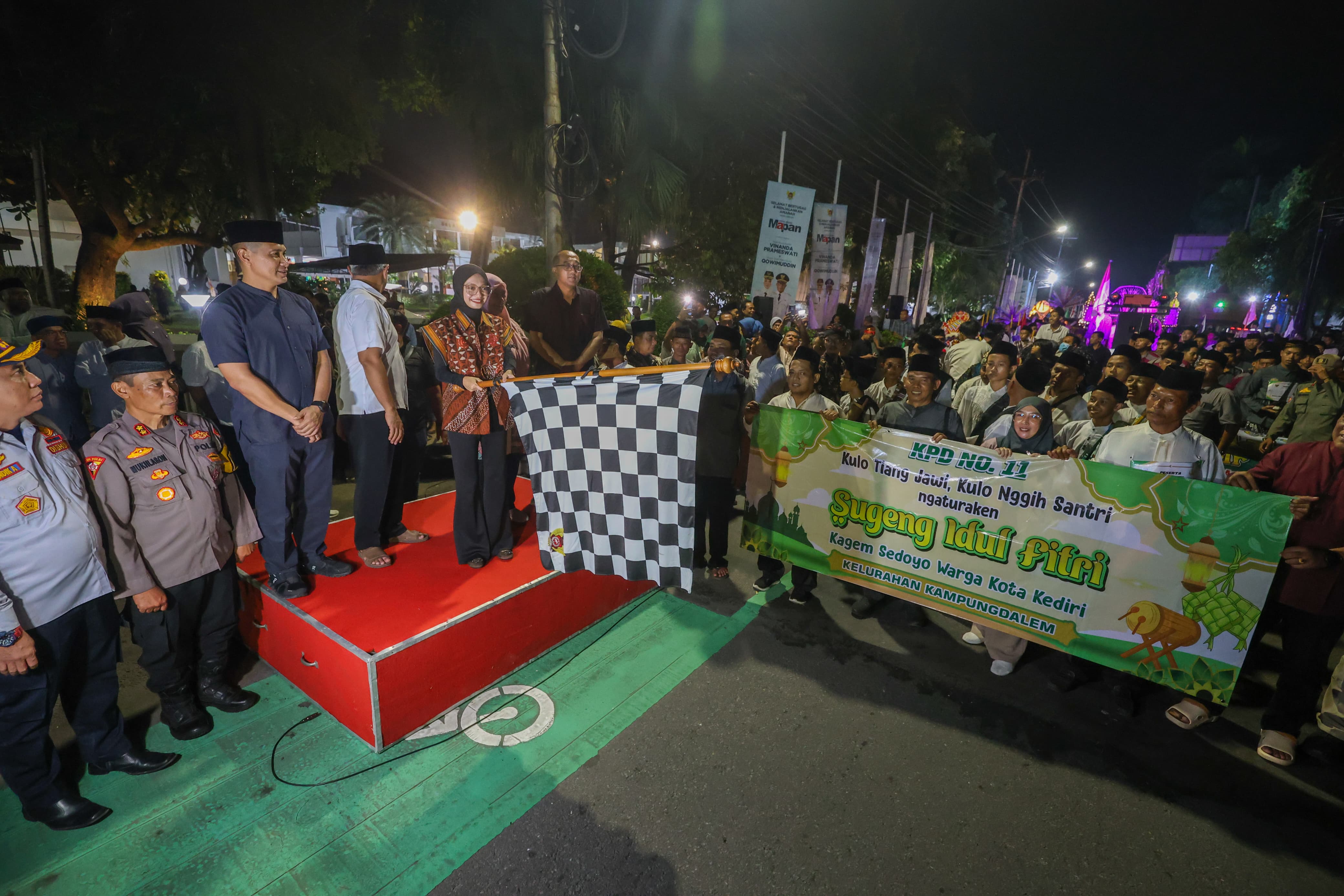 Wali Kota Kediri Vinanda memberangkatkan peserta festival.