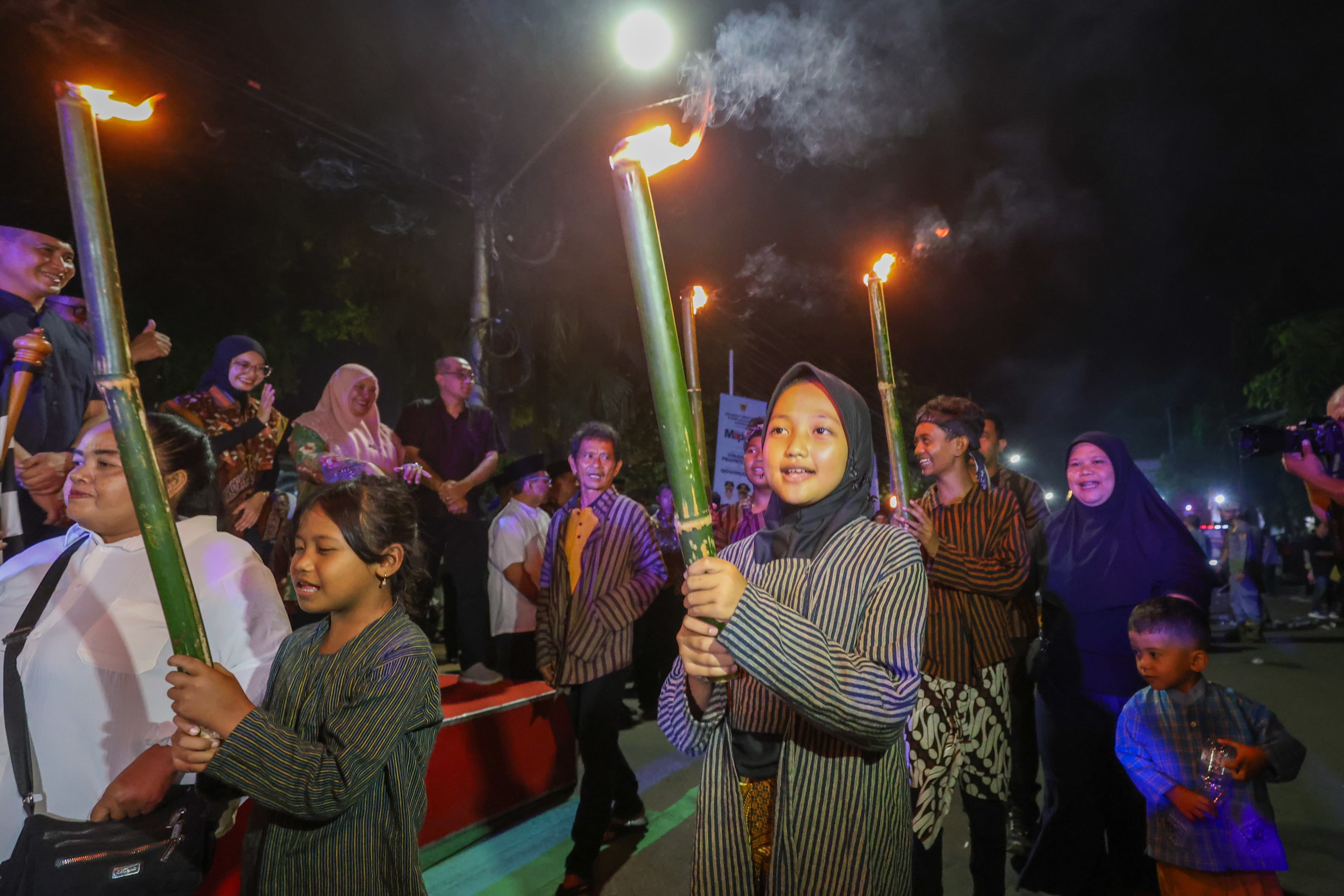 Salah satu kelompok peserta festival antusias mengikuti acara.