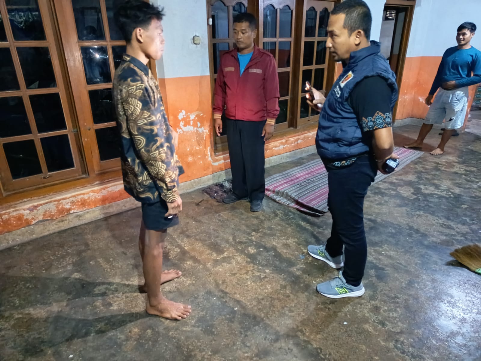 Petugas kepolisian saat mendatangi TKP ledakan petasan di Ringinrejo Kediri.