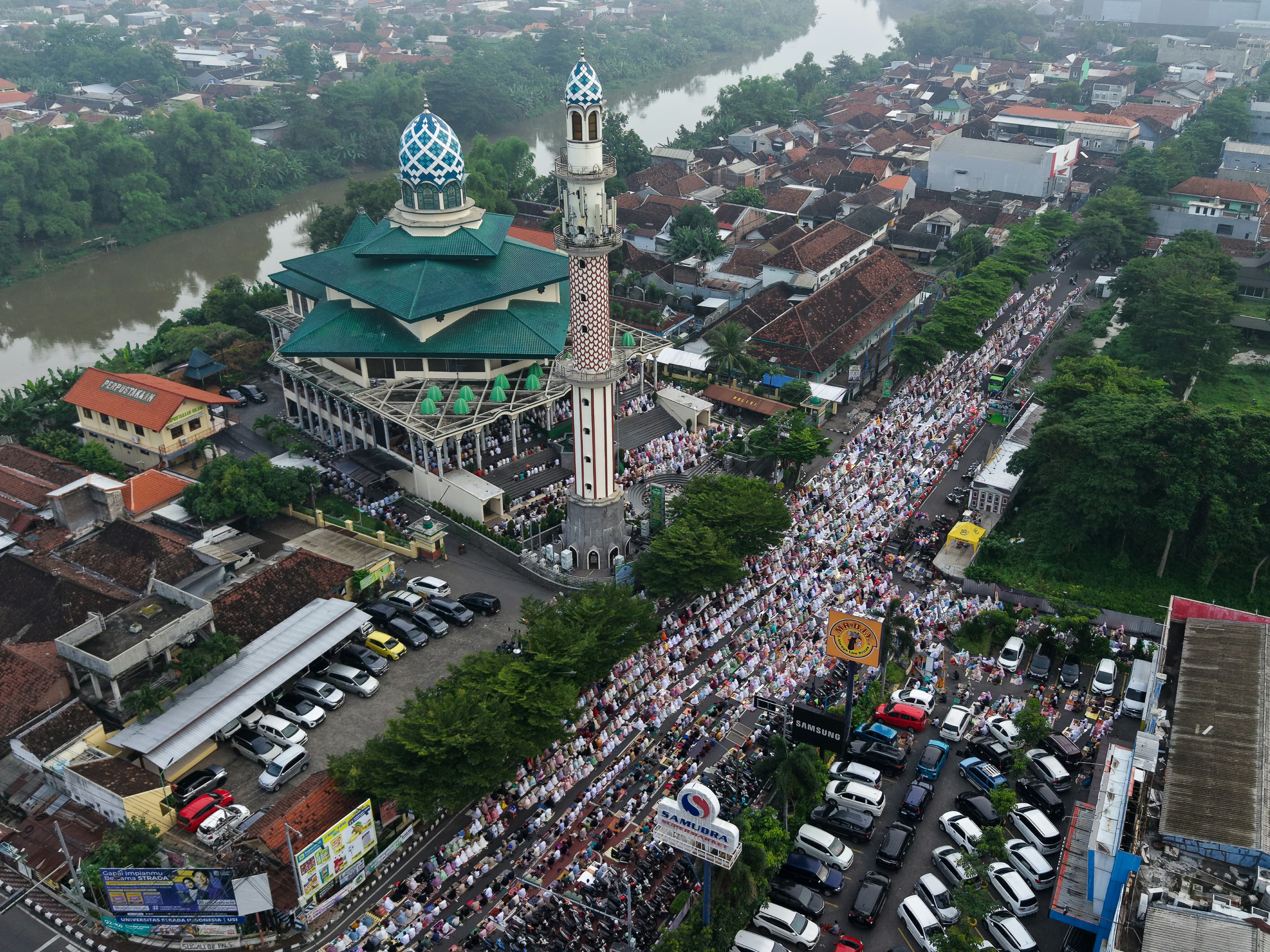 Suasana salat Ied di Masjid Agung Kota Kediri.