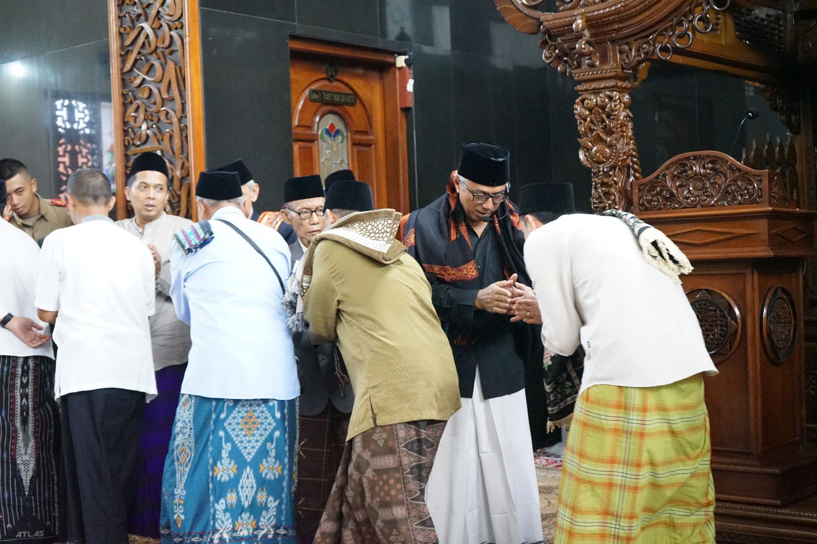 Gus Qowim bersalaman dengan jemaah salat Ied di Masjid Agung Kota Kediri.
