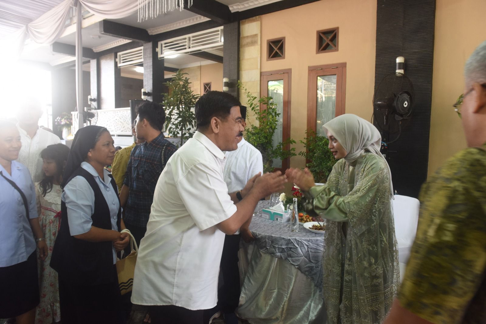 Wali Kota Kediri Vinanda menyalami tamu saat open house.