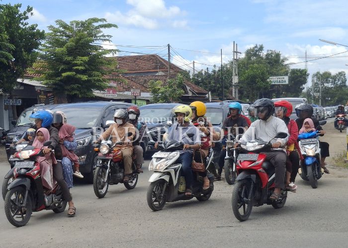 MACET: Kendaraan mengular di perempata jalan Branggahan, Ngadiluwih Kediri