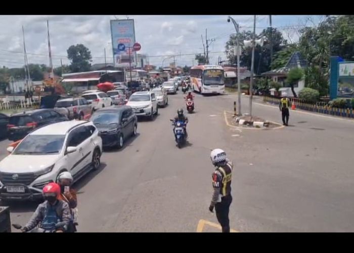 PADAT: Mengkreng dipadati kendaraan dari arah Jombang danNganjuk
