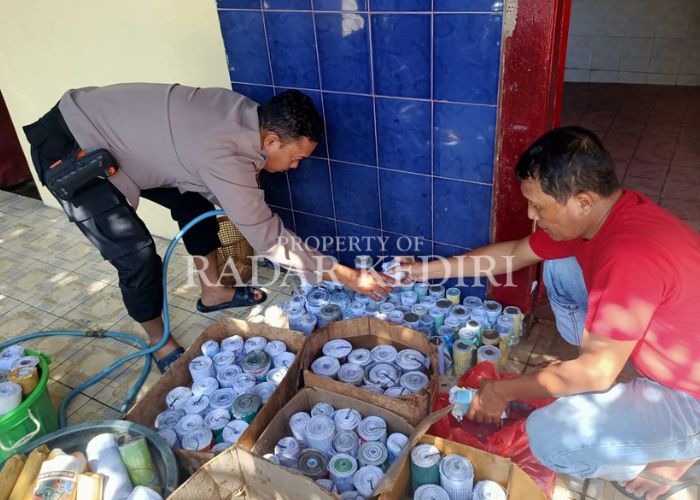 DISITA: Polisi membasahi petasan yang diamankan di Polsek Gurah.