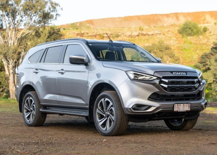 Isuzu MU-X mobil SUV yang terkenal tangguh dan performa andal.
