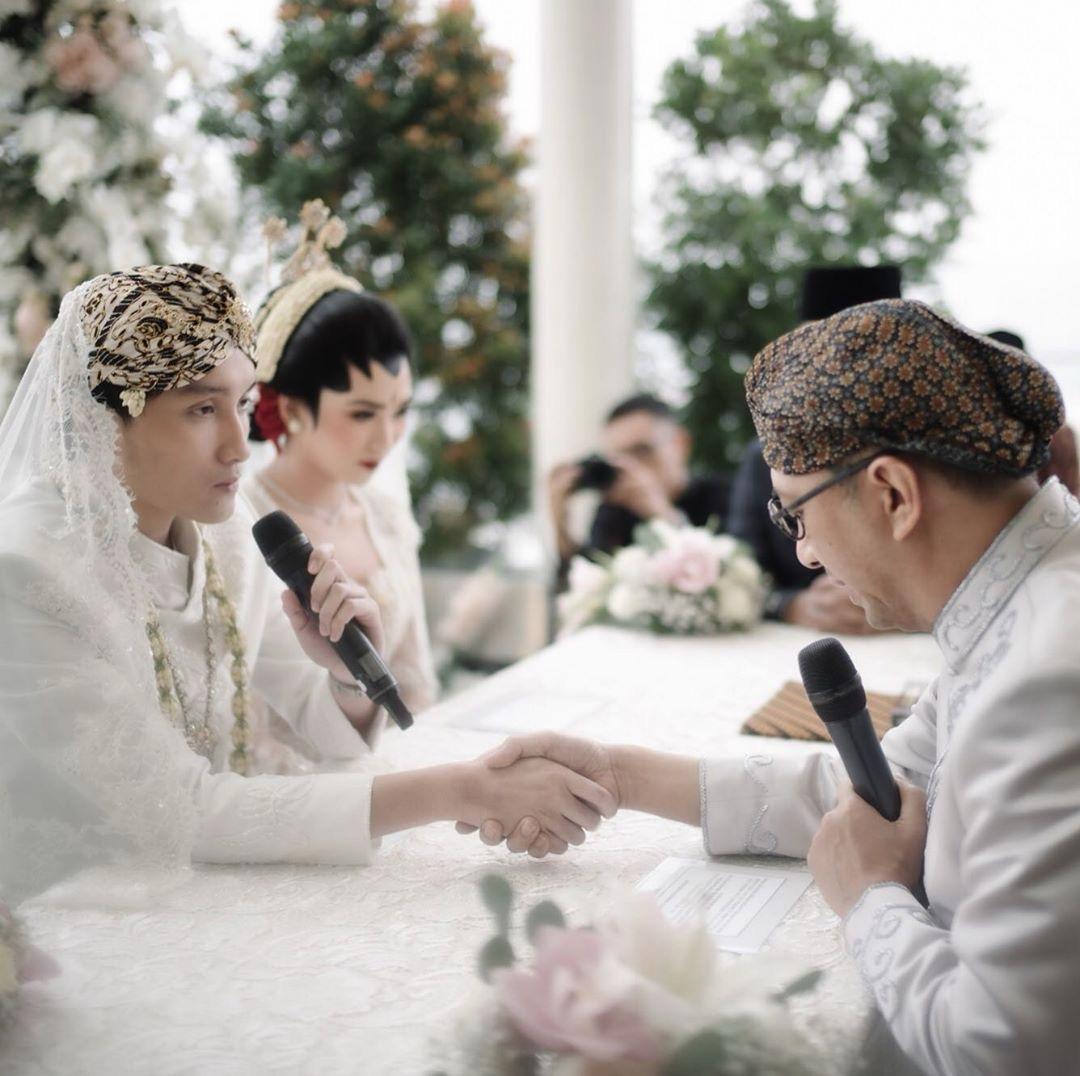 Sepasang kekasih yang sedang melangsungkan akad nikah.