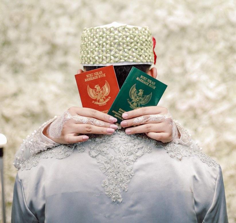 Pasangan serasi membagikan momen bahagia usai melangsungkan akad nikah.