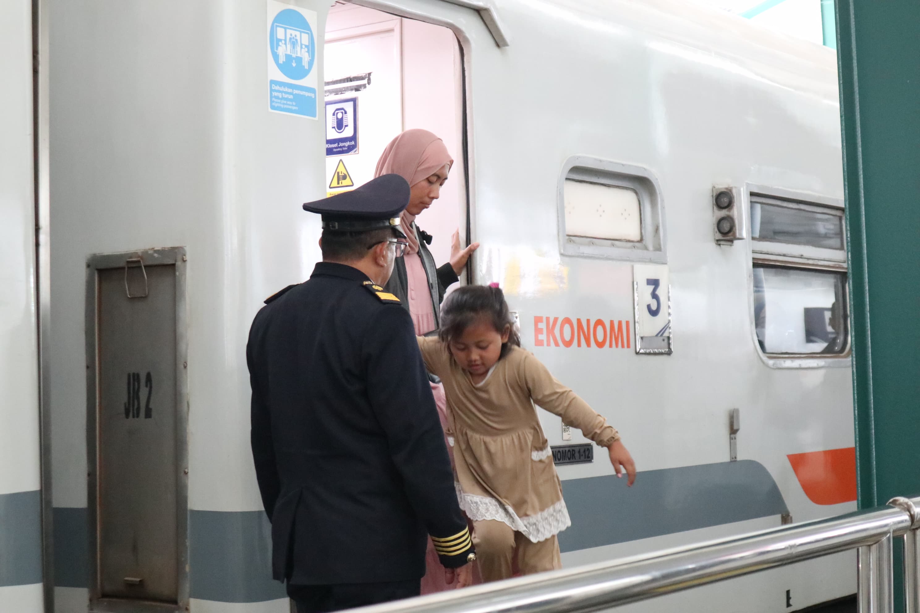 Penumpang turun dari KA di Stasiun Kediri.
