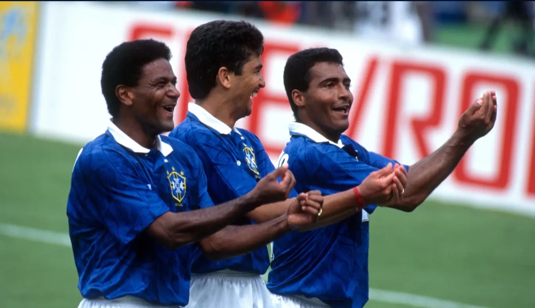 Striker Brasil Bebeto (tengah) melakukan selebrasi menggendong bayi usai mencetak gol ke gawang Belanda di Piala Dunia 1994.