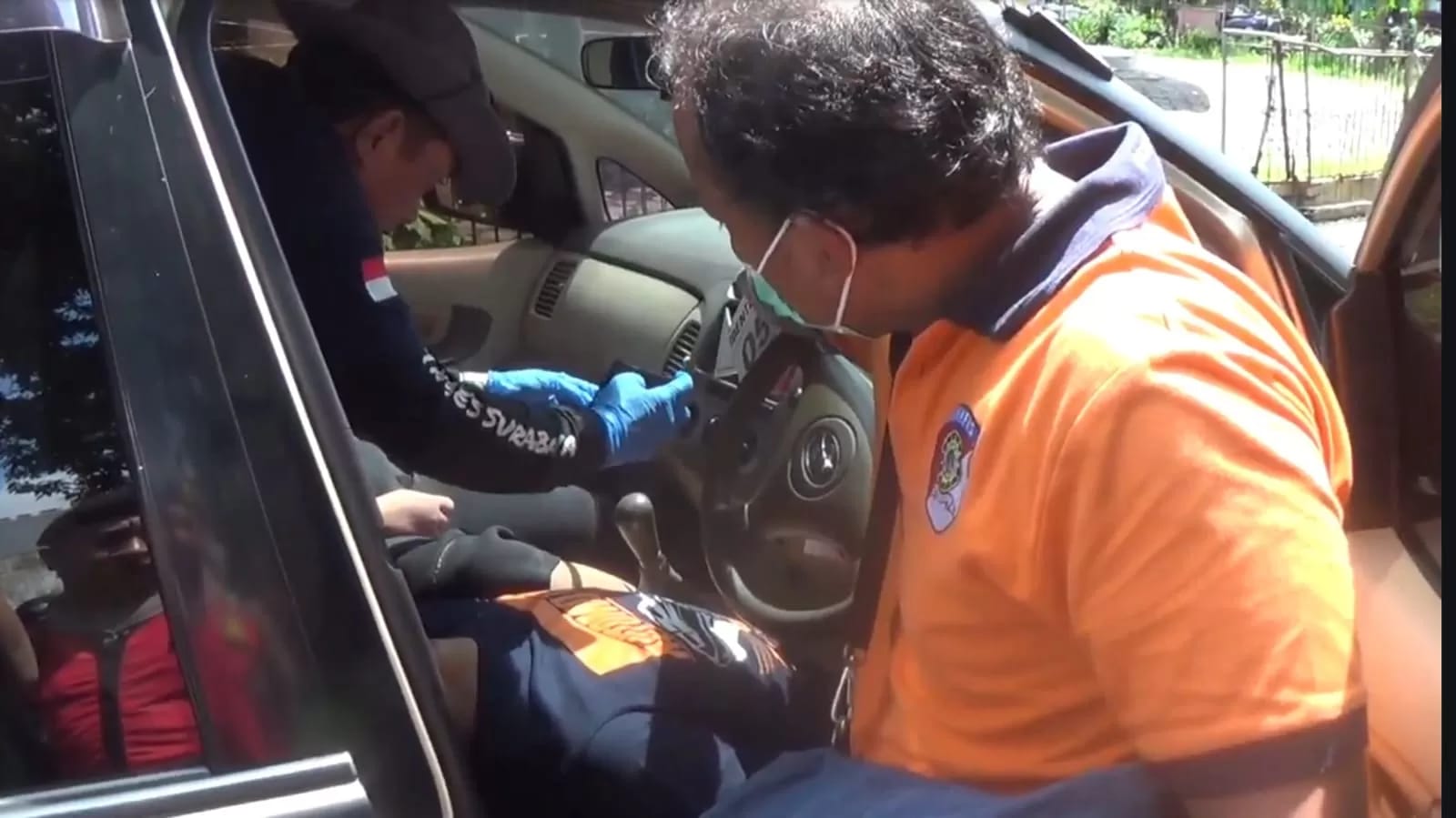 Olah Tempat Kejadian Perkara Dugaan Keracunan AC di Surabaya