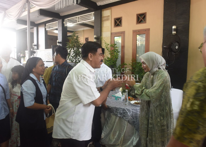 Orang bermaaf-maafan di Hari Raya Idul Fitri.