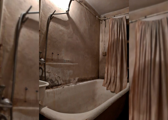 Suasana mengerikan di kamar mandi.