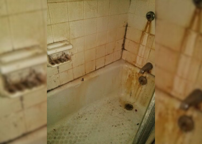 Suasana mistis di kamar mandi.