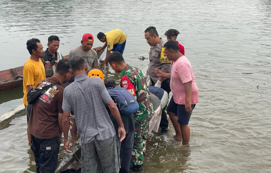 Petugas mengevakuasi Yusuf Putra yang tenggelam di Waduk Kedungombo, Sragen, Jawa Tengah.