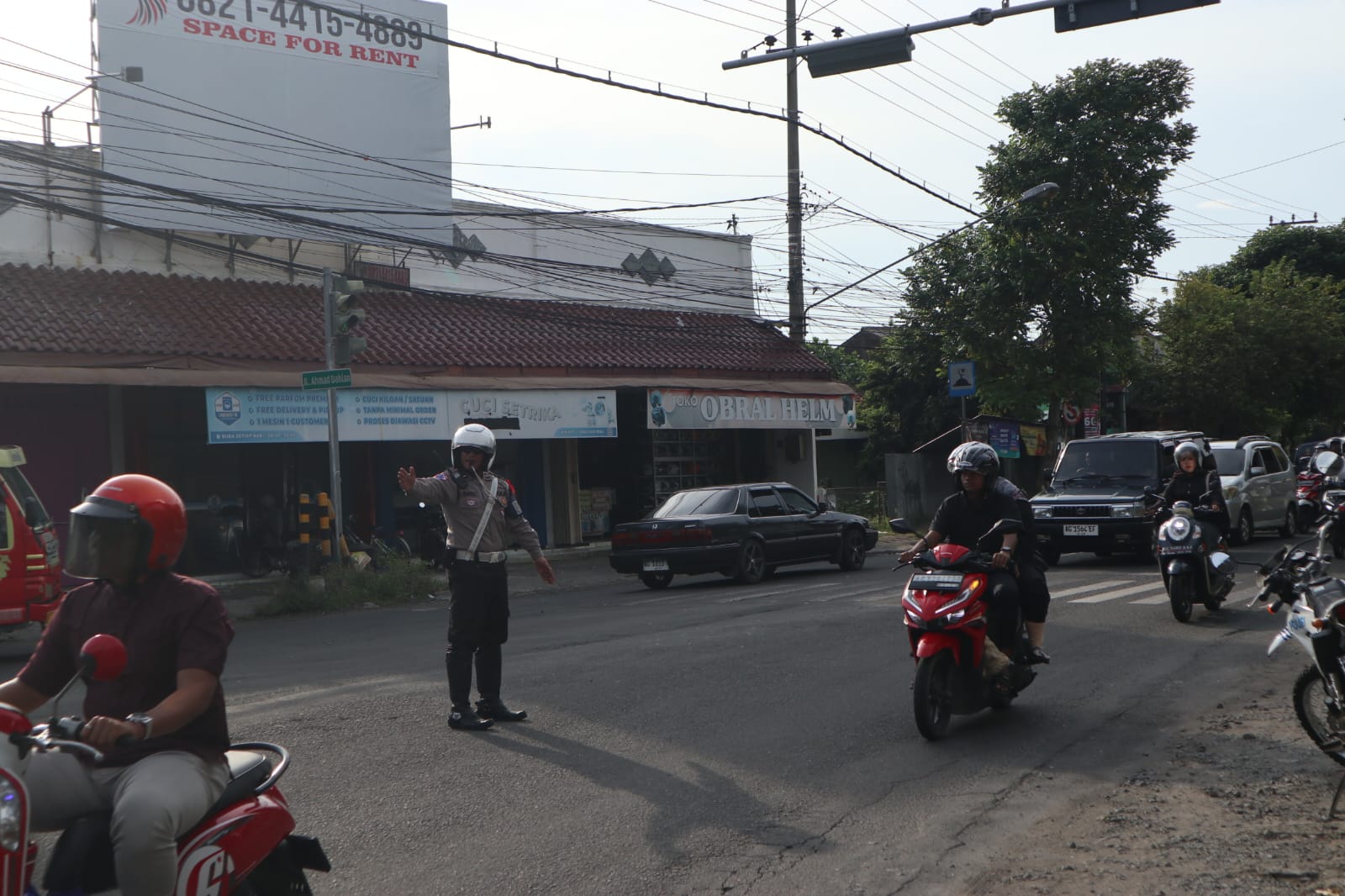 PANTAU LALIN: Petugas dari Dinas Perhubungan Kota Kediri memerhatikan kondisi di beberapa ruas jalan melalui area traffic control system (ATCS) kemarin siang