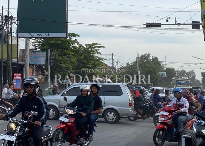PADAT MERAYAP: Pengendara roda dua dan roda empat ramai di Perempatan Branggahan, Kecamatan Ngadiluwih, Kabupaten Kediri/