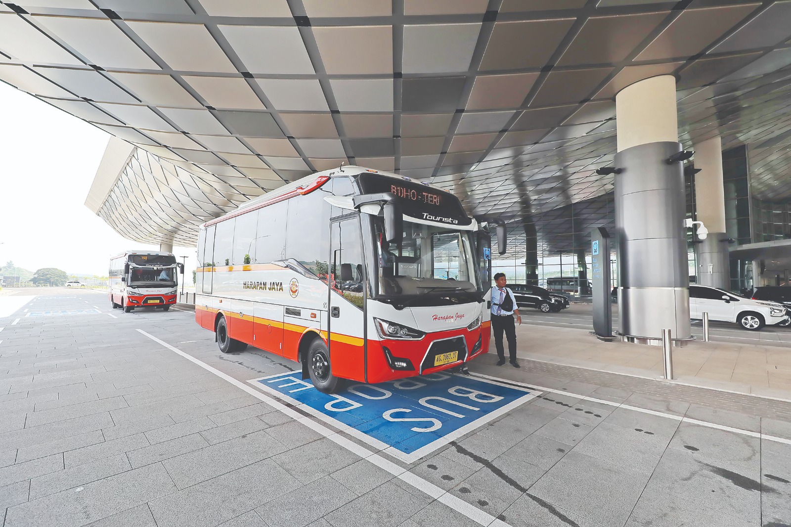 TERSENDAT: Bus Harapan Jaya yang melayani rute Bandara Dhoho-Tulungagung hanya beroperasi saat ada penerbangan saja