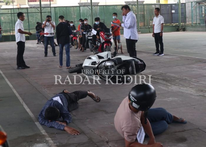 REKA ULANG: Pelaku memeragakan kasus dugaan pengeroyokan Rayyan, Siswa SMAN 1 Pare Kediri.