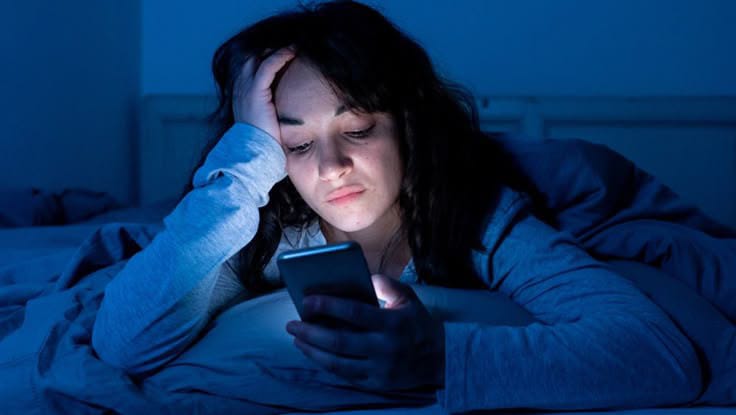 Ilustrasi seseorang sedang overthinking di malam hari