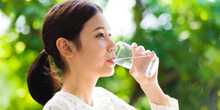 Ilustrasi Minum Air Putih