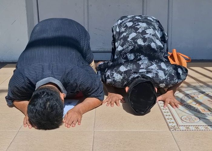 SUJUD SYUKUR: Napi mengenakan baju batik bebas setelah mendapat remisi khusus Lebaran. Sedangkan satu lagi bebas karena habis masa tahanannya.