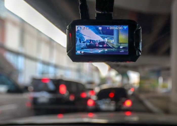 Fungsi pemasangan dash cam pada mobil.