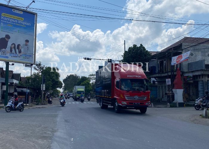 BEROPERASI LAGI: Truk pengangkut barang melintas di jalan Desa Branggahan, Kecamatan Ngadiluwih