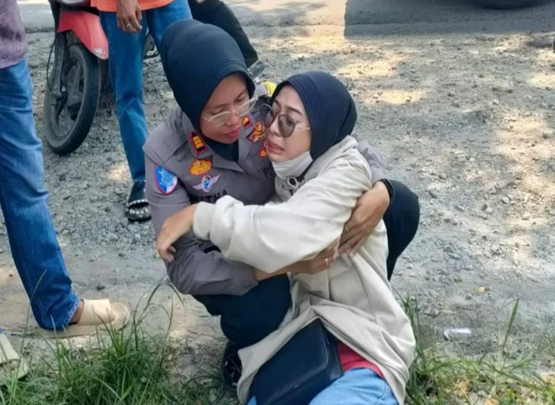 Salah satu pengendara motor syok setelah sempat bersenggolan dengan korban.
