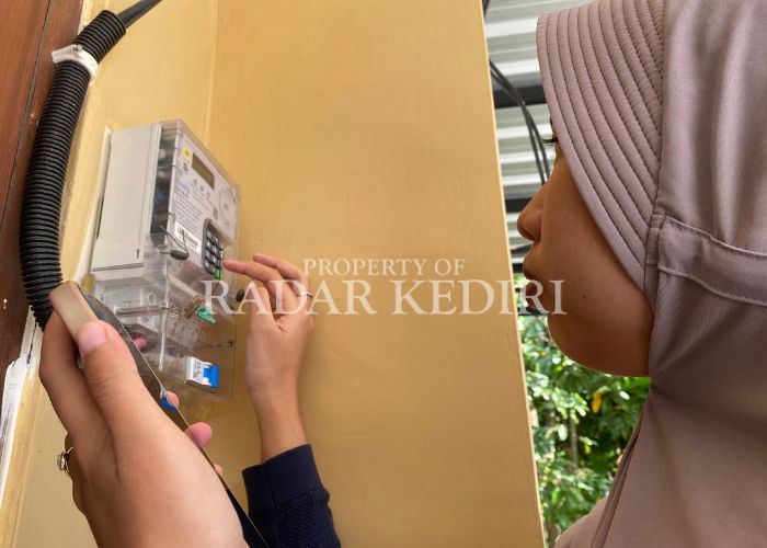 NORMAL LAGI: Warga sedang mengisi token listrik