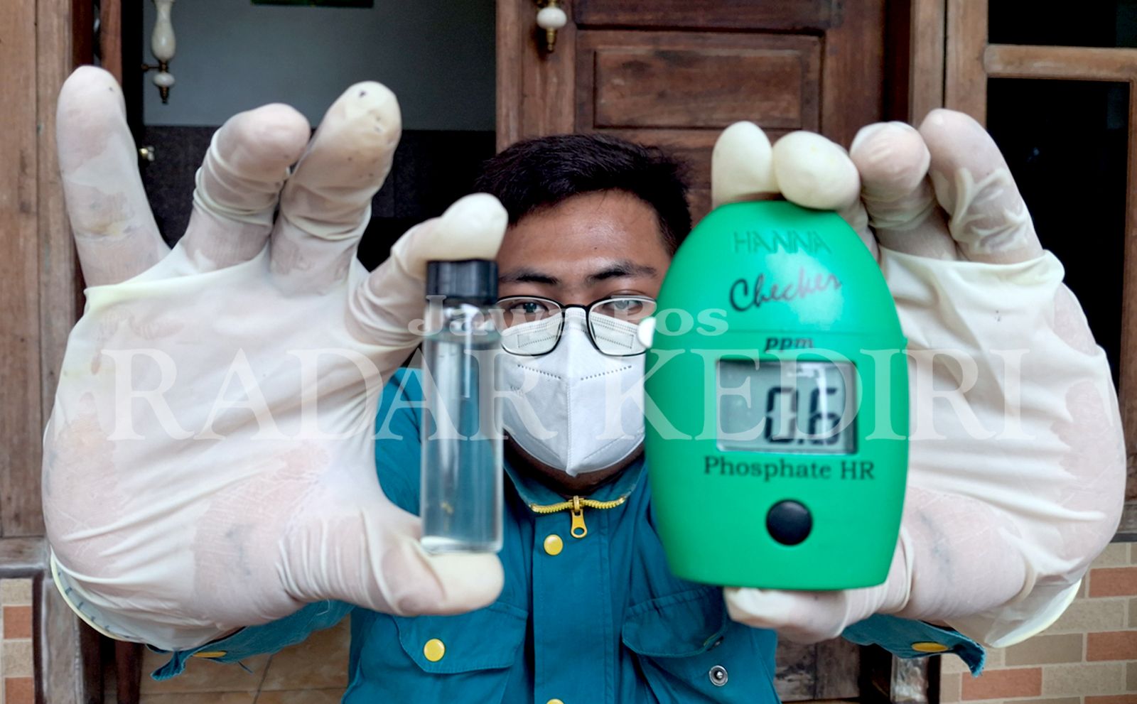 Tim DLH Kabupaten Kediri mengambil sampel air dari sumur warga yang tercemar untuk diteliti di laboratorium.