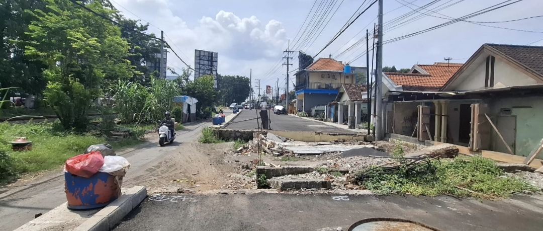 Rumah di tengah jalan sudah dibongkar.