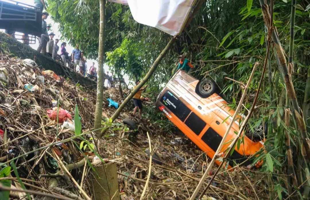Mobil Isuzu yang terjung ke jurang.